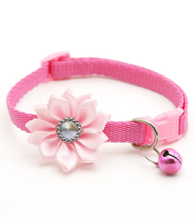 Adjustable flower collar for pets