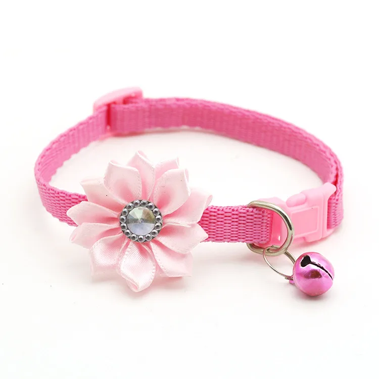 Adjustable flower collar for pets
